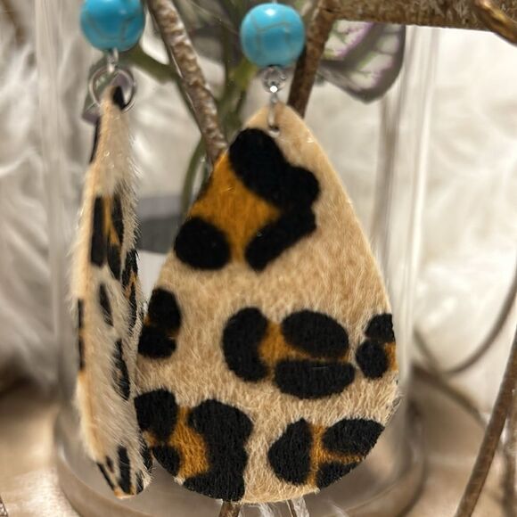 Earrings   - Picture 2 of 3